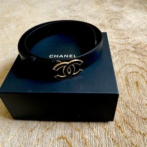 CHANEL Authentic NEW Black leather belt with Black/Gold Buckle. Has Box, Bag Tag